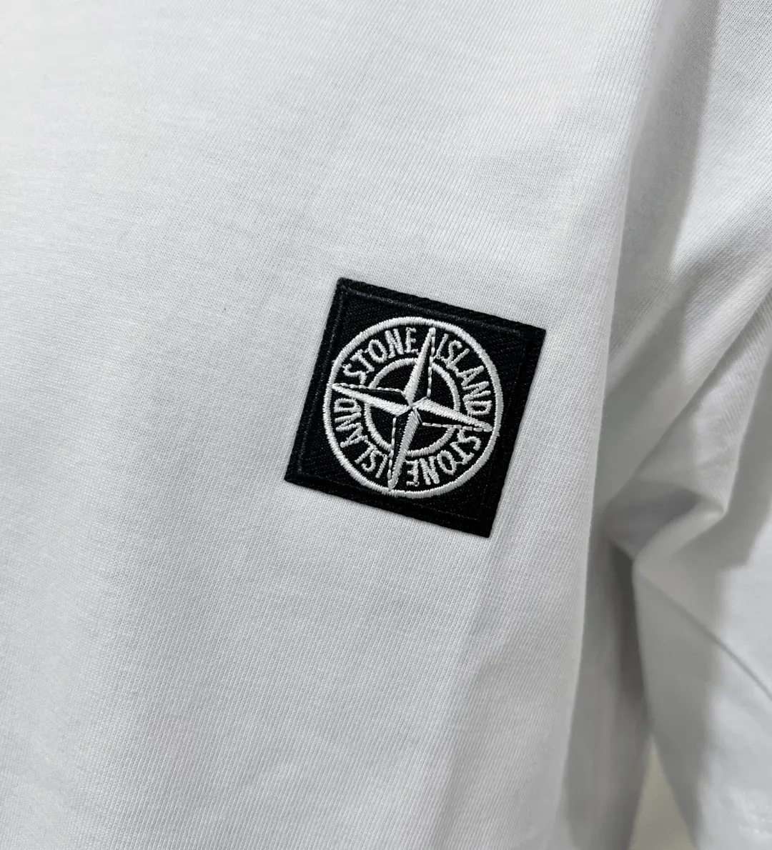 P140 Stone Island/Stone Island classic official website is on sale; small logo embroidery and pressed round neck short-sleeved T-shirt, strictly control the size of the logo, neat and clear letters, and the details are consistent with the original version; the original 240g double yarn 100% cotton fabric is selected; the upper body is simple, beautiful and very durable, with three-needle stitching and high-standard workmanship, with complete three-label details, high-temperature washing, soft fabric, better breathability, no shrinkage or deformation after washing, versatile style Match as you like, European size version, colors: black, dark gray, lilac gray, white; sizes XS-L, (L can wear up to 200 pounds)